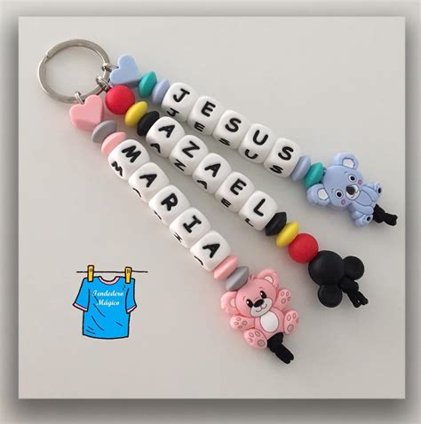 Variedad de chupeteros personalizados con nombres y adornos