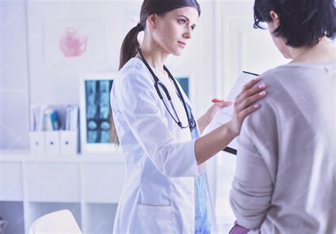 Fotografía de un especialista médico explicando opciones de tratamiento a padres de un niño con hipogonadismo