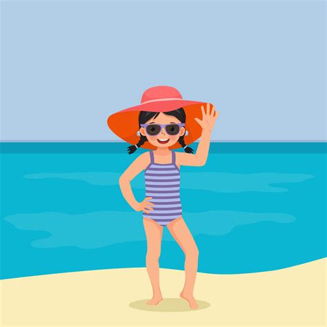 Bebé sonriendo con bañador y sombrero en la playa