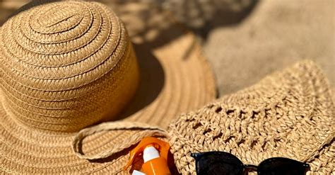 Mochila de playa con accesorios esenciales para bebé: crema solar, gafas, sombrero y toalla