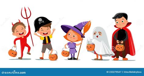 Niños sonrientes con diversos disfraces de Halloween (vampiro, bruja, pirata)