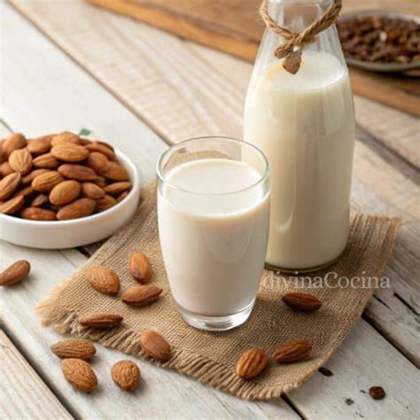 Foto de leche de almendras casera en una botella de cristal junto a almendras crudas
