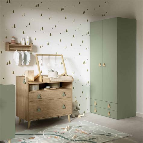 Foto de una cómoda cambiador con cajones y decoración infantil