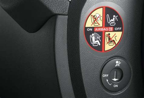 Imagen de un asiento de copiloto con airbag frontal desactivado, mostrando el indicador.