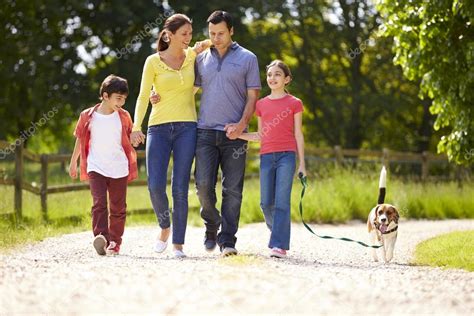 Foto de una familia paseando con una silla de paseo ligera en un entorno urbano
