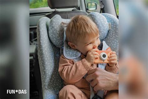 Foto de bebé cómodo y seguro en silla de coche con parasoles