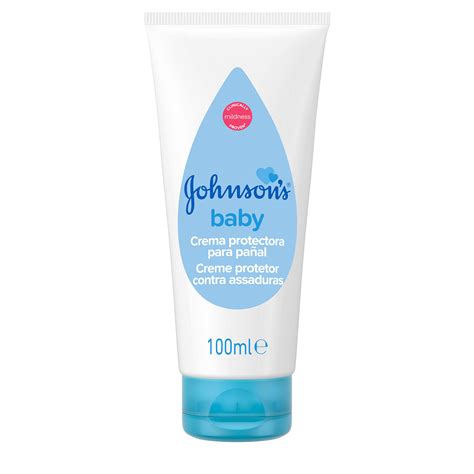 Imagen de la aplicación suave de crema protectora en la zona del pañal de un bebé