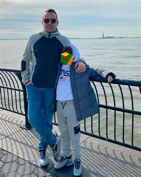 Imagen de Risto Mejide con sus hijos Julio y Roma, donde el mayor enseña a la pequeña a montar en bicicleta.
