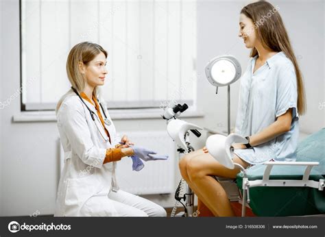 ginecólogo realizando un examen a una paciente embarazada