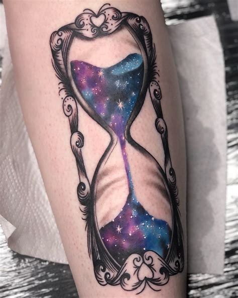 Diseño detallado de tatuaje de reloj de arena con elementos adicionales
