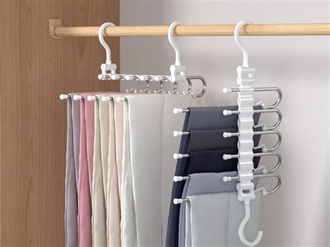 esquema de una jaula ideal con disposición de perchas de madera natural y accesorios
