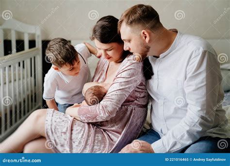 Imagen de una familia feliz amamantando, reflejando apoyo y bienestar.