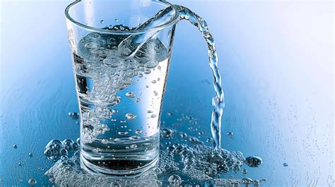 Foto temática sobre hidratación y bienestar, quizás con un vaso de agua limpia y elementos naturales