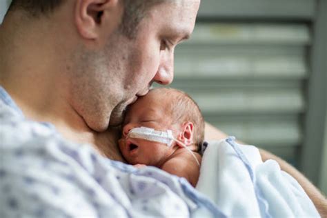 Fotografía de padres interactuando con su bebé prematuro en el hospital