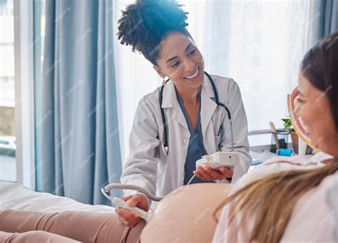 Foto temática de una mujer embarazada adulta en una consulta médica