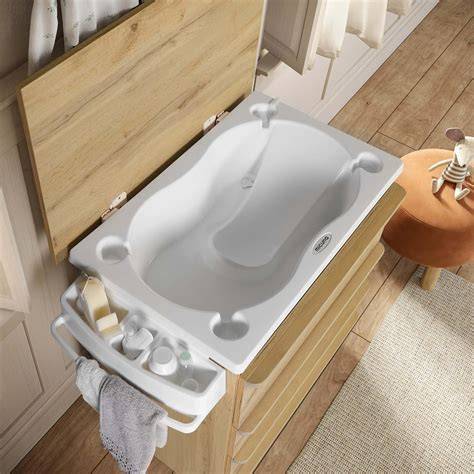 Esquema que muestra un mueble multifunción con bañera superior y cambiador abatible integrado.