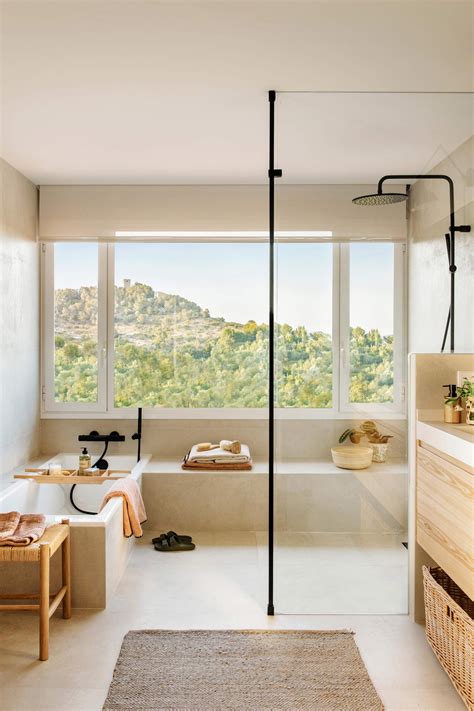 Fotografía de una bañera con soporte ergonómico en un entorno de baño doméstico.