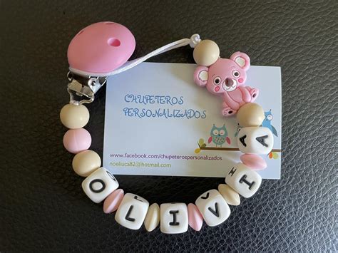 Foto de varios chupetes y chupeteros personalizados con diferentes nombres y diseños