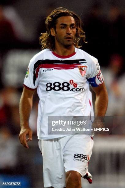Javi Navarro en acción durante un partido del Sevilla F.C.