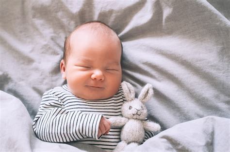 Bebé durmiendo plácidamente en una minicuna con ruedas