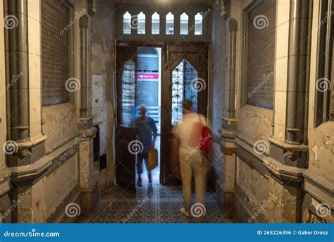 Edificio de Lanbide con personas entrando y saliendo