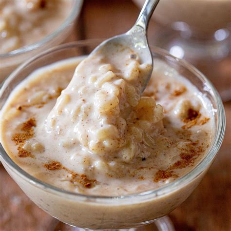 Foto de arroz con leche cremoso servido en un tazón con canela espolvoreada