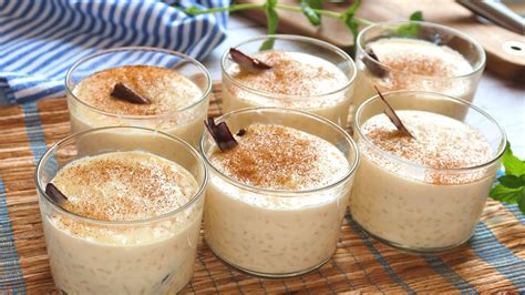 Arroz con leche casero en recipientes herméticos dentro de un frigorífico