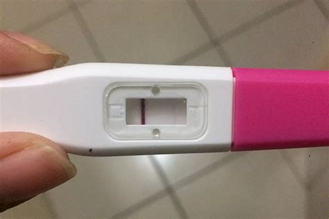 Foto de un test de embarazo casero con resultado positivo