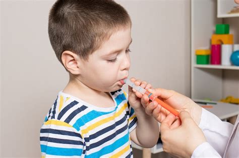 Imagen de un niño tomando Ferrosol Gotas con una jeringa dosificadora.