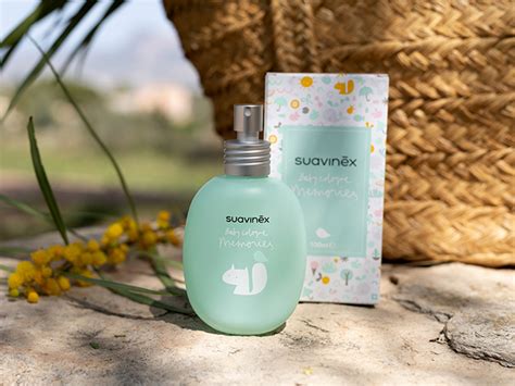 Envase de colonia Suavinex para bebés con un diseño tierno y elegante.