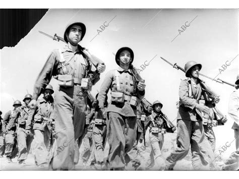 Foto de archivo de jóvenes soldados republicanos en la Guerra Civil Española, posiblemente de la Quinta del Biberón, mostrando su juventud y falta de equipamiento.