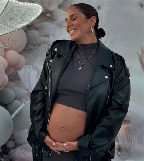 Foto de Anabel Pantoja presumiendo de su barriga de embarazada junto a David Rodríguez