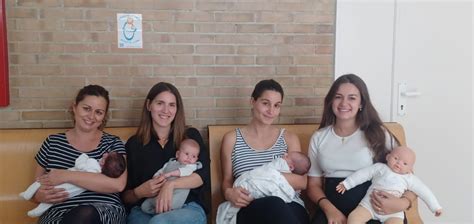 Grupo de madres en un taller de lactancia, apoyándose mutuamente