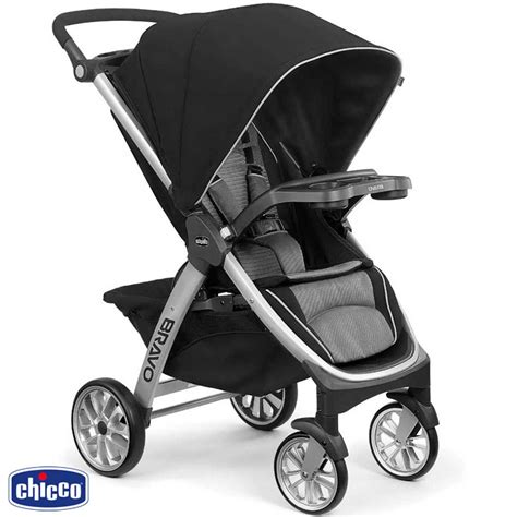 Imagen de un cochecito Chicco con la sombrilla instalada y una bolsa colgada del manillar.