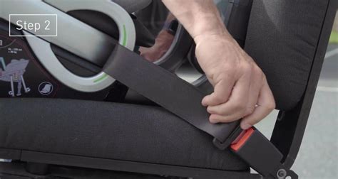 Esquema de instalación correcta de una silla de coche infantil en vehículo