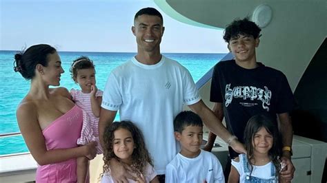Cristiano Ronaldo y Georgina Rodríguez con sus hijos