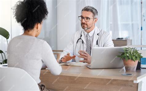 Foto de una mujer en consulta médica, dialogando con un profesional de la salud