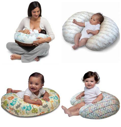 Foto de un bebé usando el cojín Boppy como soporte para sentarse