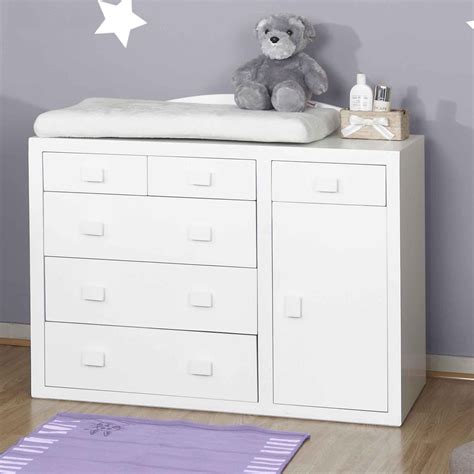 Mueble cambiador de madera con cajones y accesorios de bebé organizados