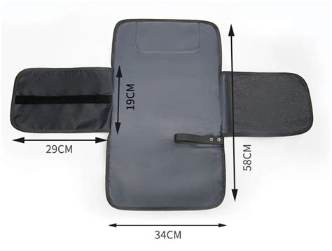 Chico joven doblando un cambiador portátil con varios bolsillos organizados