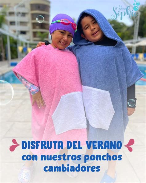 Familia usando ponchos cambiadores en la playa después de nadar