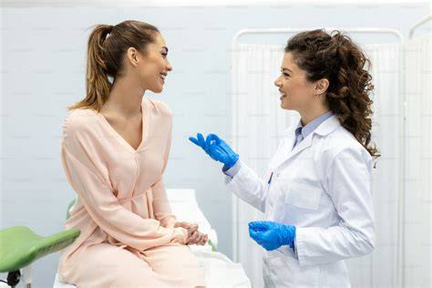 Foto: Consulta ginecológica, médica hablando con paciente
