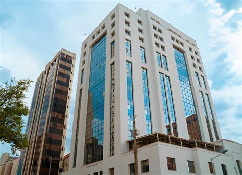 Fotografía antigua de los fundadores de la clínica o del edificio original