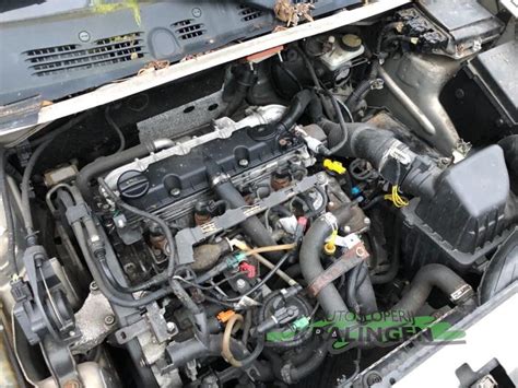 Diagrama del compartimento del motor de un Citroën Berlingo o Peugeot Partner, mostrando la ubicación de la batería, conducto de aire y calentador de agua.