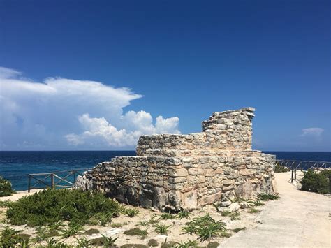 Fotografía de las ruinas del templo de Ixchel en Punta Sur, Isla Mujeres, bajo la luz del amanecer