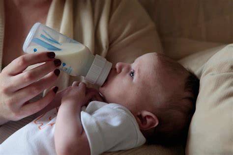 Bebé alimentándose de un biberón con una tetina