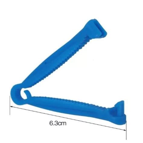 Foto de una pinza de cordón umbilical de plástico desechable
