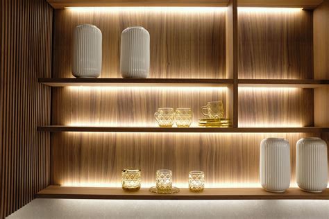 Fotografía de una habitación infantil con iluminación indirecta y lámparas decorativas con motivos infantiles.
