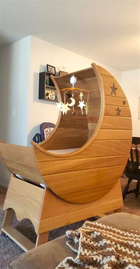 Diseño de cuna con forma de luna con estrellas recortadas