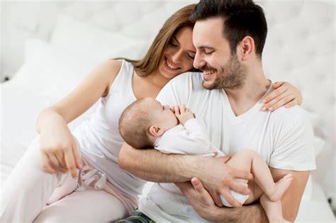 Foto de una familia con un bebé recién nacido o adoptado